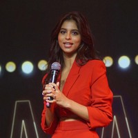 Momen Suhana Khan terpilih sebagai brand ambassador Maybelline India ini ikut dikomentari sang ayah, Shah Rukh Khan. “Selamat untuk Maybelline beta. Berpakaian dengan baik, berbicara dengan baik, bagus sekali. Dan jika aku boleh mengambil pujian, dia dibesarkan dengan baik. Aku mencintaimu gadis kecilku yang berpakaian merah,” tulis aktor ternama Bollywood itu dalam unggahannya. Foto: Getty Images/Prodip Guha