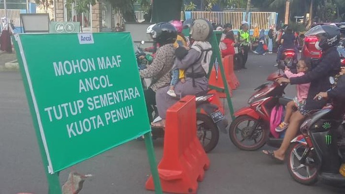 Taman Impian Jaya Ancol penuh pengunjung, Senin (24/4/2023). Pengelola sempat menutup sementara Ancol.