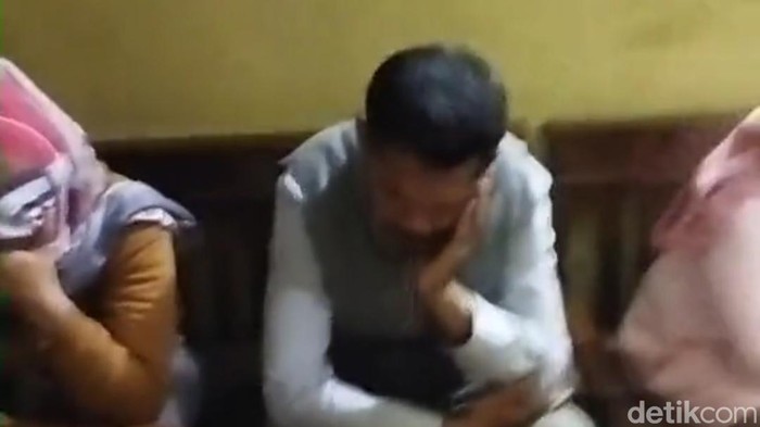 Tangkapan layar video viral kades di Ciamis diduga selingkuh.