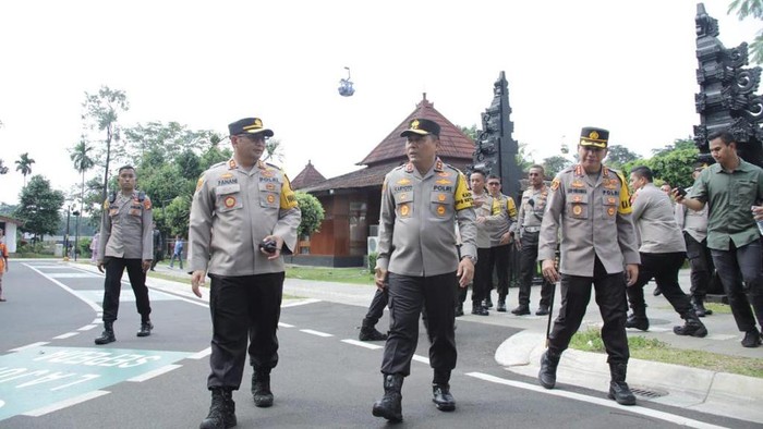 Kapolda Metro Jaya Irjen Karyoto melakukan peninjauan langsung ke beberapa tempat wisata yang ada di DKI Jakarta saat libur Lebaran 2023. Kegiatan tersebut dilakukan untuk memastikan situasi di tempat wisata aman dan kondusif.