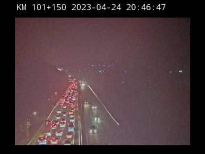 Kemacetan terjadi di sejumlah titik Tol Cipularang arah Jakarta saat puncak arus balik Lebaran 2023. Kemacetan mulai terjadi di Tol Cipularang selepas Bandung menuju Jakarta.