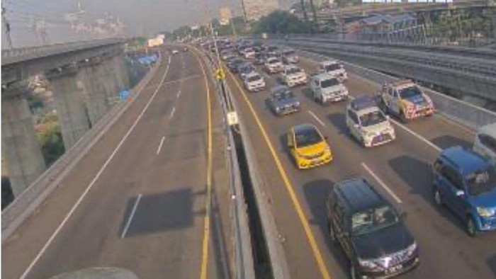 Tol layang MBZ KM 12 (tangakapan layar)