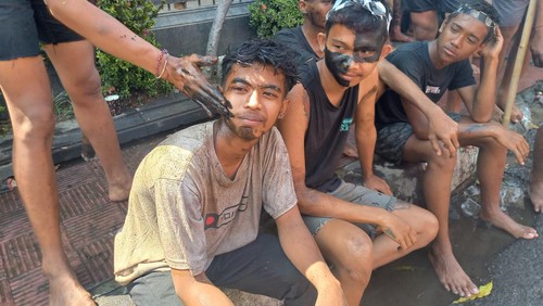 Tradisi mecolek-colekan adeng di Pura Gede Pemayun, Kelurahan Banyuning, Kecamatan Buleleng, Kabupaten Buleleng, Bali, Senin (24/4/2023).