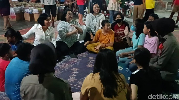Trauma healing yang diberikan Polrestabes Medan kepada korban kebakaran di Pulo Brayan
