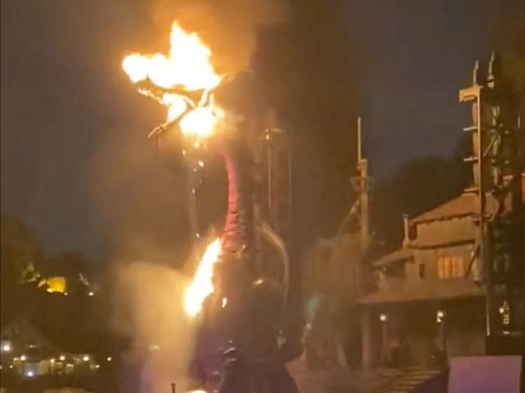 Astaga, Wahana Naga di Disneyland Annaheim Kebakaran!