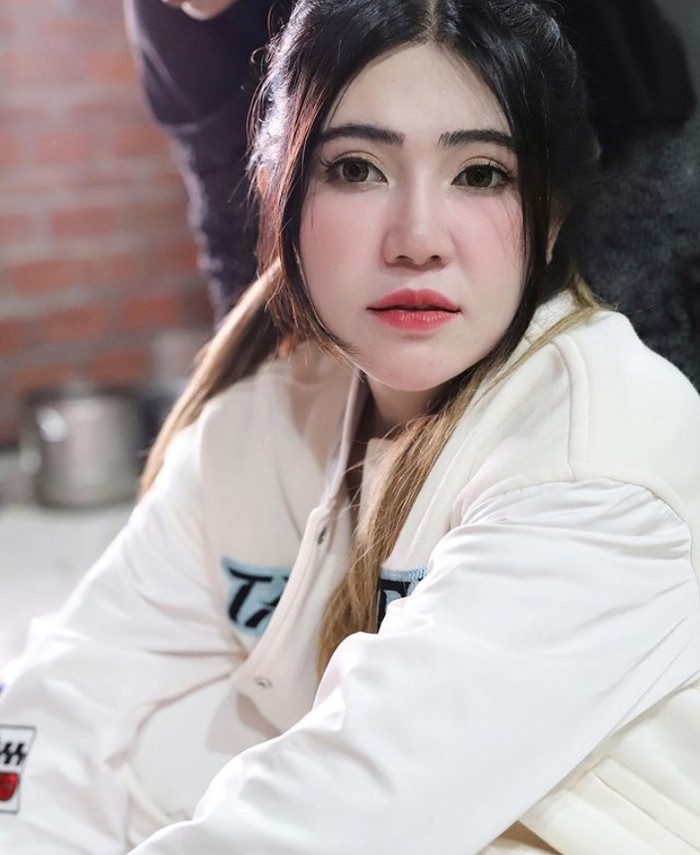 Intip Momen Via Vallen Ngopi dan Piknik Romantis Bareng Suami