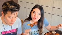 Momen romantis sekaligus lucu ditampilkan oleh Via Vallen dan suaminya. Momen makan steak justru menjadi waktu untuk bercanda bagi keduanya. Foto: Instagram/viavallen
