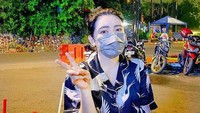 Menjadi sosok yang terkenal tidak membuat Via Vallen menjadi sombong. Dirinya masih mau makan nasi goreng kaki lima di pinggir jalan. Foto: Instagram/viavallen