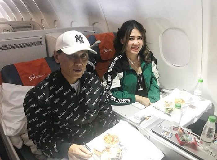 Via Vallen Intip Momen Via Vallen Ngopi dan Piknik Romantis Bareng Suami