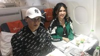 Saat menempuh perjalanan jauh, Via Vallen selalu memesan makanan di pesawat. Tak hanya makanan, beberapa minuman untuk pelepas dahaga juga dipesannya. Foto: Instagram/viavallen