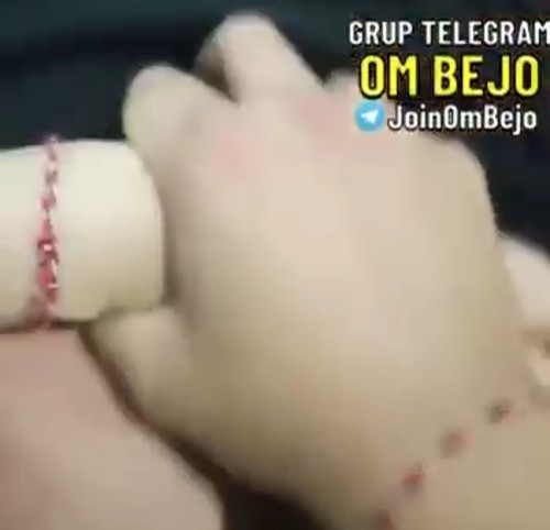 Tangkapan layar video seks viral dua remaja memakai gelang mirip tridatu.
