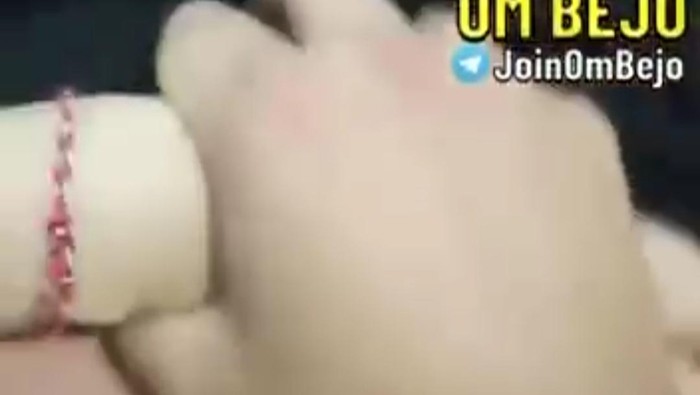 Tangkapan layar video seks viral dua remaja memakai gelang mirip tridatu.