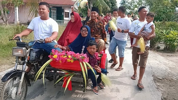 Viral kakek nenek di Batu Bara diarak seratusan keluar keliling kampung saat lebaran. (Foto: Istimewa)