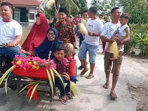 Kakek Nenek Viral Diarak Seratusan Keluarga Punya 10 Cucu Kembar
