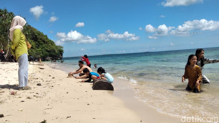 wisata pantai pasir putih kangean sumenep
