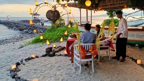 Wisatawan saat berkunjung ke salah satu hotel yang ada di Kabupaten Karangasem, Bali.