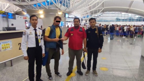 WNA Austria dideportasi melalui Bandara I Gusti Ngurah Rai dengan tujuan akhir Austria pada pukul 17.00 Wita, Minggu (23/4/2023).Bule itu diusir dari Bali karena menyalahgunakan izin tinggal sementara.