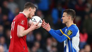 Foto: Kecupan Bola Weghorst yang Bikin Brighton Apes