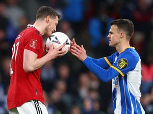 Foto: Kecupan Bola Weghorst yang Bikin Brighton Apes