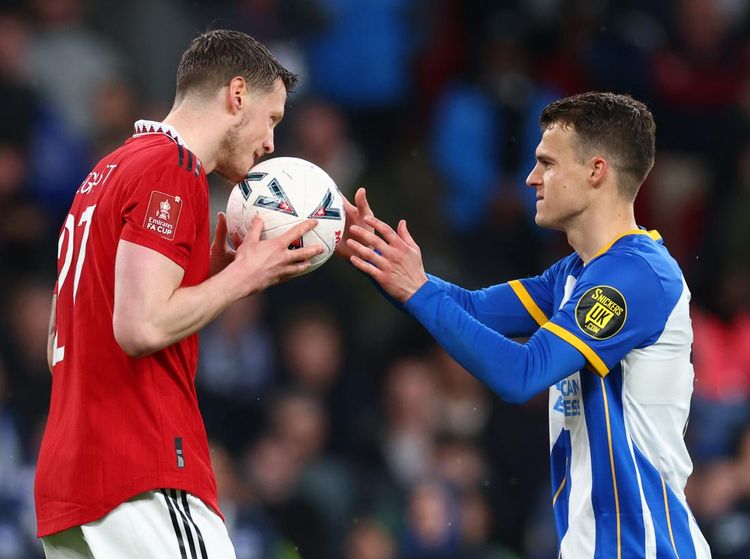 Foto: Kecupan Bola Weghorst yang Bikin Brighton Apes