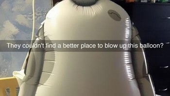 Posisi untuk meniup balon yang sangat... canggung. Foto: ViolentThespian via Bored Panda