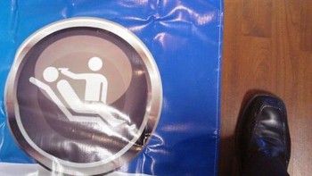 Banner dokter gigi yang justru terlihat seperti adegan pembantaian. Foto: admiralnorman via Bored Panda