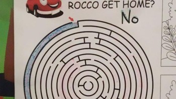 Bantu Rocco sampai ke rumahnya! Eh, kok nggak bisa lewat? Oh, ternyata tinggal ditarik garis saja, nggak usah lewat labirin. Foto: peggiep9pm via Bored Panda