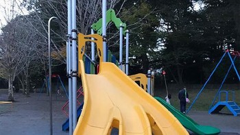 Jangan buka lebar kakimu ketika naik perosotan ini. Foto: AdmitOneOnly via Bored Panda