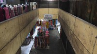 Sejumlah pedagang setempat menyebutkan aktivitas jual beli di pasar tersebut relatif sepi atau masih belum normal.