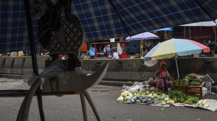 AKTIVITAS PASAR TRADISIONAL DI JAKARTA BELUM NORMAL Pedagang sayur-sayuran menunggu pembeli di Pasar Tradisional Pasar Minggu, Jakarta, Selasa (25/4/2023). Sejumlah pedagang setempat menyebutkan aktivitas jual beli di pasar tersebut relatif sepi atau masih belum normal karena sebagian pedagangnya masih mudik lebaran ke kampung halaman mereka. ANTARA FOTO/Aditya Pradana Putra/YU