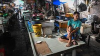 Pedagang duduk di antara lapak-lapak yang masih tutup di Pasar Tradisional Pasar Minggu, Jakarta, Selasa (25/4/2023).