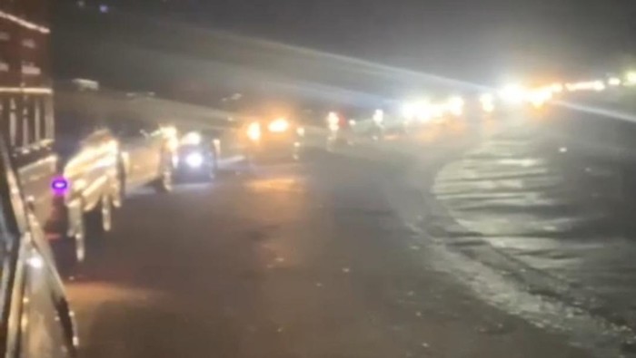 Antrean panjang kendaraan di jalur Berastagi-Medan. (Foto: Istimewa)