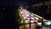 Antrean kendaraan di ruas Jalan Tol Purbaleunyi terjadi mulai dari KM 130 sampai KM 110 arah Jakarta.