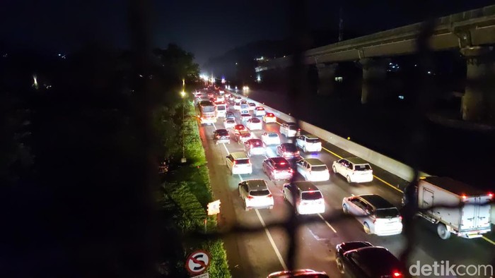 Antrean panjang kendaraan roda empat terlihat di ruas Jalan Tol Purbaleunyi dari Bandung ke arah Jakarta pada arus balik mudik dan libur Lebaran tahun ini, Selasa (25/4/2023).