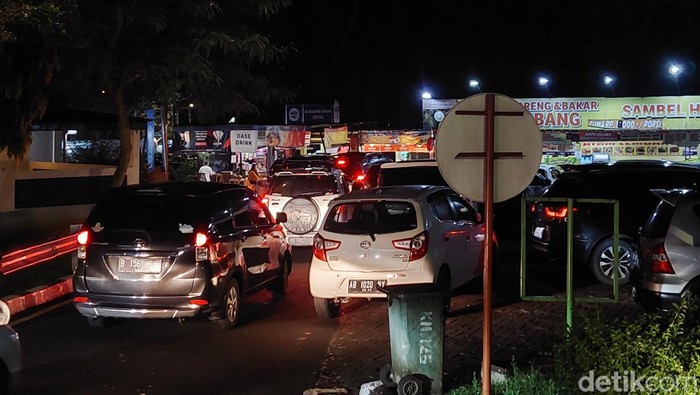 Antrean panjang kendaraan roda empat terlihat di ruas Jalan Tol Purbaleunyi dari Bandung ke arah Jakarta pada arus balik mudik dan libur Lebaran tahun ini, Selasa (25/4/2023).