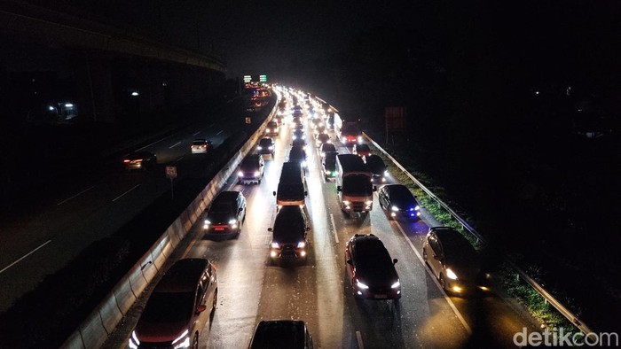 Antrean panjang kendaraan roda empat terlihat di ruas Jalan Tol Purbaleunyi dari Bandung ke arah Jakarta pada arus balik mudik dan libur Lebaran tahun ini, Selasa (25/4/2023).