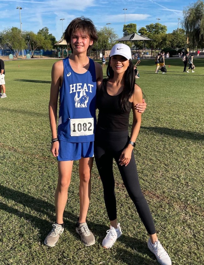 Kini sudah semakin dewasa penampilan Armand Quinn pun jadi terlihat manglingi. Armand kini tumbuh menjadi pria yang tinggi. Bahkan Farah pernah menyebut jika tinggi putranya itu sudah mencapai 174 cm. Foto: Instagram/@farahquinnofficial