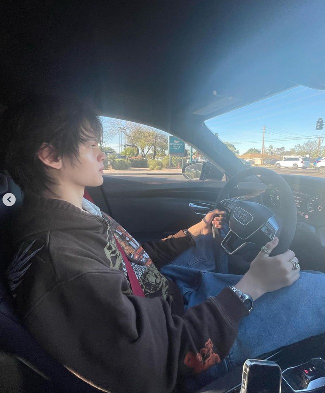 Saat ini Armand juga sudah memiliki SIM dan bisa menyetir mobil sendiri. Melalui akun Instagram pribadinya Armand juga terlihat cukup sering mengunggah foto-fotonya. Foto: Instagram/@farahquinnofficial