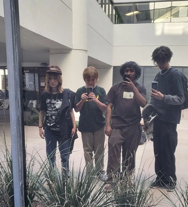 Saat ini Armand diketahui sedang menempuh pendidikan di Arizona, Amerika Serikat. Seperti ini potret Armand bersama teman-temannya. Foto: Instagram/@armand.quinn