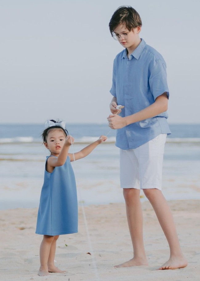 Armand diketahui juga memiliki seorang adik perempuan yang usianya terpaut 11 tahun. Meski berbeda ayah namun Armand terlihat begitu menyayangi sang adik. Foto: Instagram/@armand.quinn