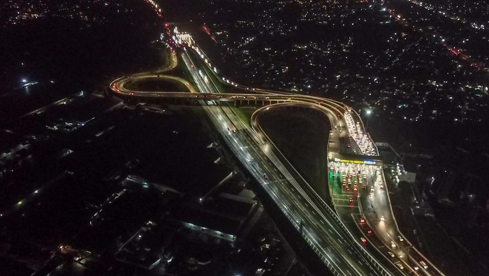Foto udara sejumlah kendaraan memasuki Pintu Masuk Tol Cileunyi di Kabupaten Bandung, Jawa Barat, Selasa (25/4/2023). PT Jasa Marga mencatat pada H+3 Lebaran 2023 atau puncak arus balik gelombang pertama, kendaraan yang memasuki Gerbang Tol Cileunyi mengalami peningkatan dari 1.500 kendaraan perjam menjadi 2.000 hingga 2.200 kendaraan per jam yang menuju arah Jakarta. ANTARA FOTO/Raisan Al Farisi/YU