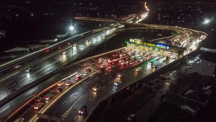 Foto udara sejumlah kendaraan memasuki Pintu Masuk Tol Cileunyi di Kabupaten Bandung, Jawa Barat, Selasa (25/4/2023). PT Jasa Marga mencatat pada H+3 Lebaran 2023 atau puncak arus balik gelombang pertama, kendaraan yang memasuki Gerbang Tol Cileunyi mengalami peningkatan dari 1.500 kendaraan perjam menjadi 2.000 hingga 2.200 kendaraan per jam yang menuju arah Jakarta. ANTARA FOTO/Raisan Al Farisi/YU