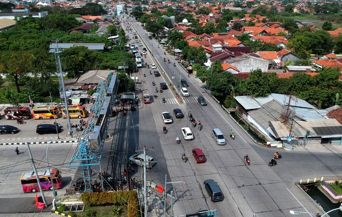 Foto udara sejumlah kendaraan melintas jalur Pantura, Tegal, Jawa Tengah, Selasa (25/4/2023). Puncak arus balik pada H+3 Lebaran kendaraan yang melewati jalur Pantura dari arah Jawa Tengah menuju Jakarta terpantau ramai lancar. ANTARA FOTO/Oky Lukmansyah/YU