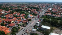 Foto udara sejumlah kendaraan melintas jalur Pantura, Tegal, Jawa Tengah, Selasa (25/4/2023).
