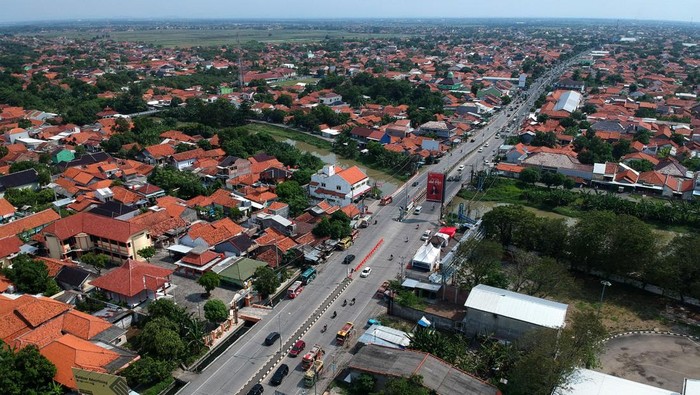 Foto udara sejumlah kendaraan melintas jalur Pantura, Tegal, Jawa Tengah, Selasa (25/4/2023). Puncak arus balik pada H+3 Lebaran kendaraan yang melewati jalur Pantura dari arah Jawa Tengah menuju Jakarta terpantau ramai lancar. ANTARA FOTO/Oky Lukmansyah/YU
