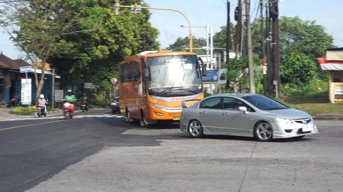 Bus berpenumpang dan mobil pribadi dari arah barat (Gilimanuk) diarahkan ke Jalan Terminal Mengwi, Badung, Selasa (25/4/2023).