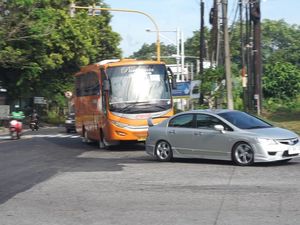 Naik Mobil Dibuntuti Bus, Mending Gaspol atau Kasih Jalan?