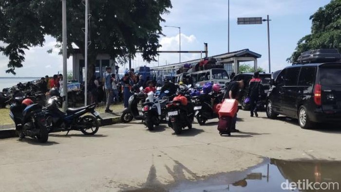 Arus balik Lebaran Idul Fitri 2023 di Pelabuhan Bajoe, Bone.