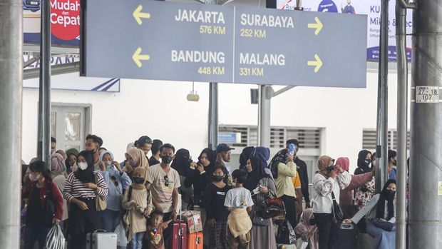 SOLO, INDONESIA - APRIL 24 : People are seen at Balapan Train Station after the Muslim Eid al-Fitr holiday in Solo, Central Java, Indonesia on 24, 2023. Millions of people back to big cities from their hometown after celebrate Eid-al-Fitr with families and marking the end of the holy month of Ramadan. (Photo by Agoes Rudianto/Anadolu Agency via Getty Images)