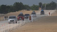 Pengemudi melintasi jalan tol fungsional Solo-Yogyakarta pada arus balik di Sawit, Boyolali, Jawa Tengah, Selasa (25/4/2023). 